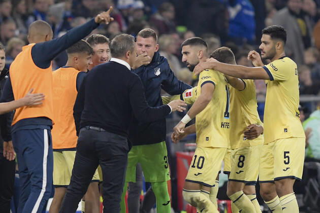 die Mannschaft von Hoffenheim Jubel Freude Emotion Torjubel Torschuetze Torschütze Munas Dabbuhr ( 10, TSG Hoffenheim) zum 0:2 14.10.2022 ¢ Fussball, 1. Bundesliga, FC Schalke 04 vs TSG Hoffenheim, Veltins-Arena, Gelsenkirchen, NRW Germany