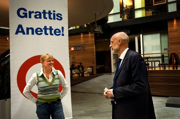STOCKHOLM 20060228 - OS-festen är över och guldhjälten Anette Norberg är hemma igen. Igar var hon tillbaka pa jobbet pa Nordea där hon bland annat hyllades av kollegan Magnus Erkander, ekonomiansvarig pa Nordea. STOCKHOLM SVERIGE x3500x Copyright: xMAGNUSxHALLGRENx ANETTE NORBERG