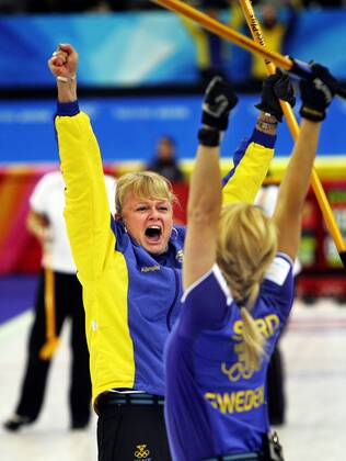 PINEROLO 20060223 - Vinter-OS 2006 Turin. Curling damer. Skippern Anette Norberg (tv) och Anna Svärd firar att de med sista stenen lyckats besegra Schweiz i OS-finalen. I laget ingar förutom skippern Norberg även Eva Lund, Cathrine Lindahl, Anne Svärd och reserven Ulrika Bergman. PINEROLO ITALIEN OS x3500x
