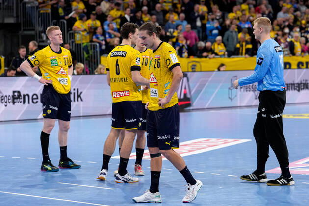Spieler der Rhein-Neckar-Löwen, enttäuscht über die Niederlage, Enttäuschung nach dem Schlusspfiff, Highlight, Verlierer, verloren, Frustration, disappointed, pessimistisch, 24.11.2022, Mannheim (Deutschland), Handball, Bundesliga, Rhein-Neckar Löwen - Füchse Berlin