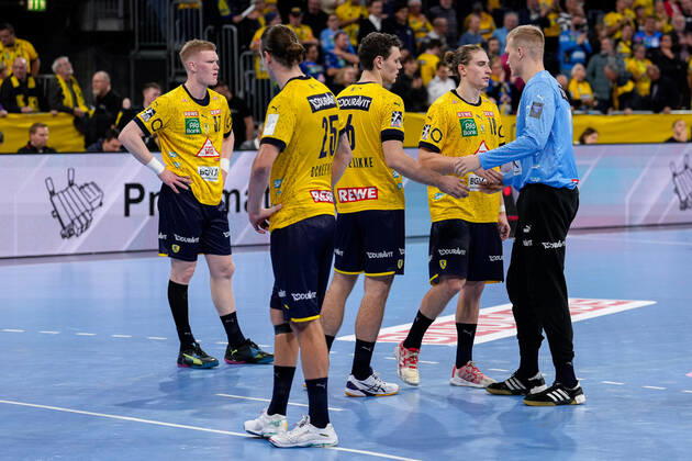 Spieler der Rhein-Neckar-Löwen, enttäuscht über die Niederlage, Enttäuschung nach dem Schlusspfiff, Highlight, Verlierer, verloren, Frustration, disappointed, pessimistisch, 24.11.2022, Mannheim (Deutschland), Handball, Bundesliga, Rhein-Neckar Löwen - Füchse Berlin