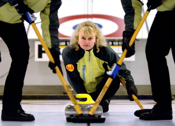 STOCKHOLM 20050927 Lag Anette Norberg. Svenska curlingdamer tränar i nya hallen i Danderyd. Övriga lagmedlemmar: Eva Lund, Cathrine Lindahl, Anna Bergström. x30142x Copyright: xTomasxOneborg SvD TTx 30142