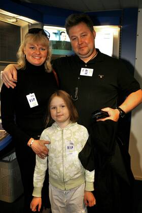 GÖTEBORG 20060422 - Guldskippern fran OS i Turin, Anette Norberg med maken Tommy och dottern Therese, 9. kom till Olympiatravet pa Aby travbana. GÖTEBORG SVERIGE x8506x