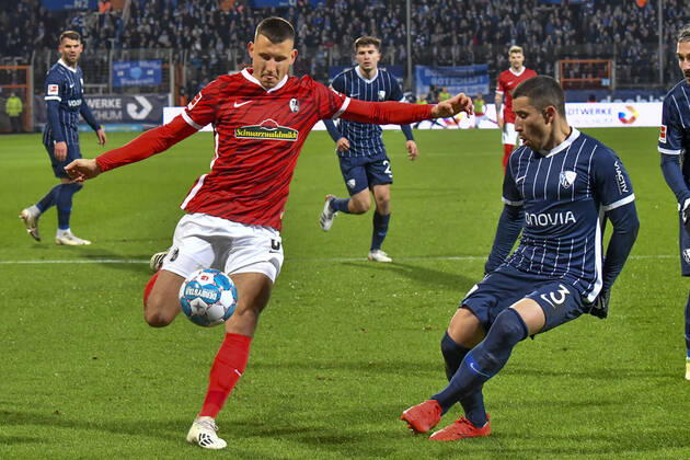 Strafraumszene Torchance von Maximilian Eggestein ( 8, SC Freiburg) Danilo Soares ( 3, VfL Bochum) (re.) 27.11.2021 ¢ Fussball, 2. Bundesliga, VfL Bochum vs SC Freiburg, Vonovia Ruhrstadion, Bochum, NRW Germany