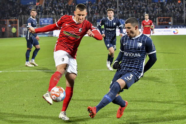 Strafraumszene Torchance von Maximilian Eggestein ( 8, SC Freiburg) Danilo Soares ( 3, VfL Bochum) (re.) 27.11.2021 ¢ Fussball, 2. Bundesliga, VfL Bochum vs SC Freiburg, Vonovia Ruhrstadion, Bochum, NRW Germany