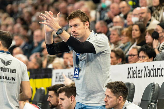 Carsten Lichtlein (MT Melsungen Torwarttrainer) mit Applaus fuer Adam Morawski (MT Melsungen 1) THW Kiel vs. MT Melsungen, Handball, Bundesliga, Spieltag 16, Saison 2022 2023, 11.12.2022 -Pressefoto Marcel von Fehrn THW Kiel vs. MT Melsungen, Handball, Bundesliga, Spieltag 16, Saison 2022 2023, 11.12.2022 Kiel Copyright: xEibner-Pressefoto MarcelxvonxFehrnx EP_EER