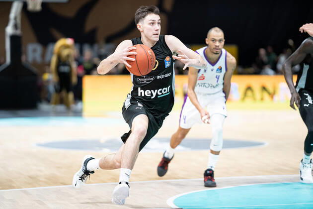 Gian Aydinoglu (Nr. 0 Basketball Loewen Braunschweig) gegen Geno Crandall (Nr. 4 BG Goettingen) GER, Basketball Loewen Braunschweig gegen BG Goettingen, Basketball, easy credit BBL, Spielzeit 2022 23, 26.12.2022 GER, Basketball Loewen Braunschweig gegen BG Goettingen, Basketball, easy credit BBL, Spielzeit 2022 23, 26.12.2022 Braunschweig Copyright: xEibner-Pressefoto DanielxREINELTx EP_DRT