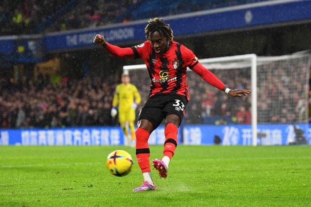 Chelsea v Bournemouth Premier League 27 12 2022. AFC Bournemouth defender Jordan Zemura (33) clears the ball during the Premier League match between Chelsea and Bournemouth at Stamford Bridge, London, England on 27 December 2022. during the Premier League match between Chelsea and Bournemouth at Stamford Bridge, London, England on 27 December 2022. London Stamford Bridge Greater London England Editorial use only DataCo restrictions apply See www.football-dataco.com , Copyright: xSimonxTraylenx PSI-16605-0014