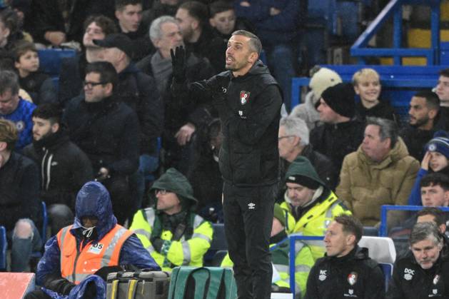 Chelsea v Bournemouth Premier League 27 12 2022. AFC Bournemouth manager Gary O Neil (m) in the technical area during the Premier League match between Chelsea and Bournemouth at Stamford Bridge, London, England on 27 December 2022. London Stamford Bridge Greater London England Editorial use only DataCo restrictions apply See www.football-dataco.com , Copyright: xSimonxTraylenx PSI-16605-0016