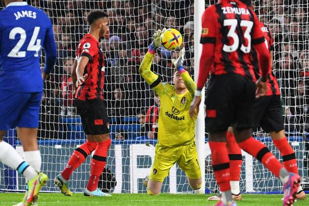Chelsea v Bournemouth Premier League 27 12 2022. AFC Bournemouth goalkeeper Mark Travers (1) makes a saveduring the Premier League match between Chelsea and Bournemouth at Stamford Bridge, London, England on 27 December 2022. London Stamford Bridge Greater London England Editorial use only DataCo restrictions apply See www.football-dataco.com , Copyright: xSimonxTraylenx PSI-16605-0023