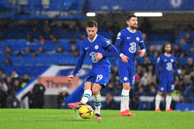 Chelsea v Bournemouth Premier League 27 12 2022. Chelsea midfielder Mason Mount (19) plays a pass during the Premier League match between Chelsea and Bournemouth at Stamford Bridge, London, England on 27 December 2022. London Stamford Bridge Greater London England Editorial use only DataCo restrictions apply See www.football-dataco.com , Copyright: xSimonxTraylenx PSI-16605-0046