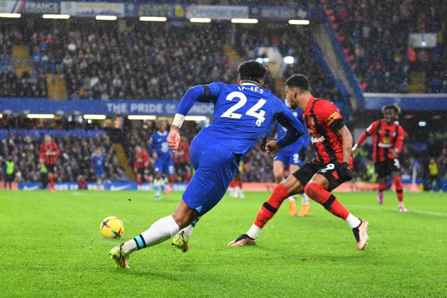 Chelsea v Bournemouth Premier League 27 12 2022. Chelsea defender Reece James (24) plays a pass and runs forward during the Premier League match between Chelsea and Bournemouth at Stamford Bridge, London, England on 27 December 2022. London Stamford Bridge Greater London England Editorial use only DataCo restrictions apply See www.football-dataco.com , Copyright: xSimonxTraylenx PSI-16605-0047