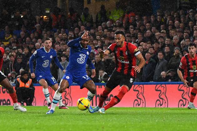 Chelsea v Bournemouth Premier League 27 12 2022. Chelsea forward Raheem Sterling (17) under pressure from AFC Bournemouth defender Lloyd Kelly (5) during the Premier League match between Chelsea and Bournemouth at Stamford Bridge, London, England on 27 December 2022. London Stamford Bridge Greater London England Editorial use only DataCo restrictions apply See www.football-dataco.com , Copyright: xSimonxTraylenx PSI-16605-0048