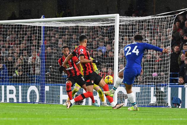 Chelsea v Bournemouth Premier League 27 12 2022. Chelsea defender Reece James (24) shoots at goal from close range during the Premier League match between Chelsea and Bournemouth at Stamford Bridge, London, England on 27 December 2022. London Stamford Bridge Greater London England Editorial use only DataCo restrictions apply See www.football-dataco.com , Copyright: xSimonxTraylenx PSI-16605-0050