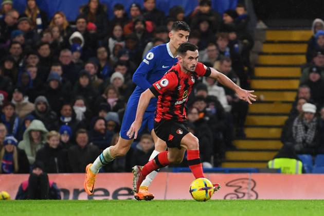 Chelsea v Bournemouth Premier League 27 12 2022. AFC Bournemouth midfielder Lewis Cook (4) on the ball under pressure from Chelsea midfielder Kai Havertz (29) during the Premier League match between Chelsea and Bournemouth at Stamford Bridge, London, England on 27 December 2022. London Stamford Bridge Greater London England Editorial use only DataCo restrictions apply See www.football-dataco.com , Copyright: xSimonxTraylenx PSI-16605-0069