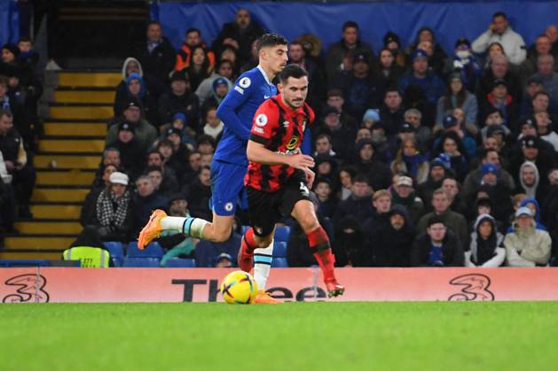 Chelsea v Bournemouth Premier League 27 12 2022. AFC Bournemouth midfielder Lewis Cook (4) on the ball under pressure from Chelsea midfielder Kai Havertz (29) during the Premier League match between Chelsea and Bournemouth at Stamford Bridge, London, England on 27 December 2022. London Stamford Bridge Greater London England Editorial use only DataCo restrictions apply See www.football-dataco.com , Copyright: xSimonxTraylenx PSI-16605-0070