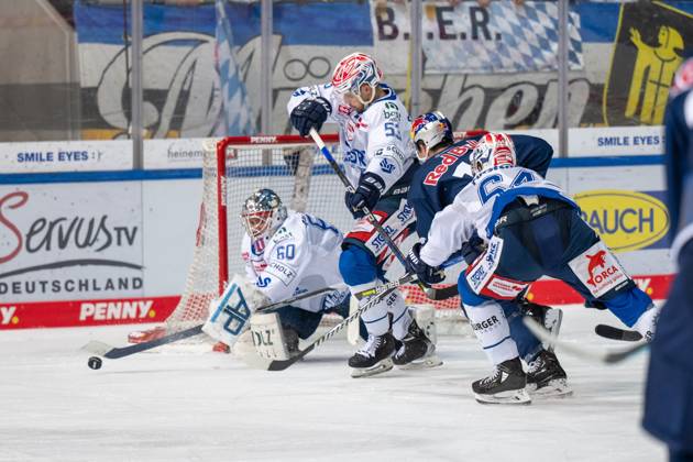 Joacim Eriksson 60 (Schwenninger Wild Wings), Alex Trivellato 53 (Schwenninger Wild Wings), Ben Smith 12 (EHC Red Bull Muenchen), Boaz Bassen 64 (Schwenninger Wild Wings), EHC Red Bull Muenchen vs. Schwenninger Wild Wings, Eishockey, DEL Hauptrunde, 42. Spieltag, 12.1.2023 Muenchen Bayern Deutschland