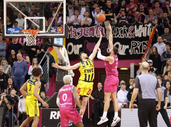 Leon Kratzer Telekom Baskets Bonn vs. Owen Klassen EWE Baskets Oldenburg Foto: Jörn Wolter