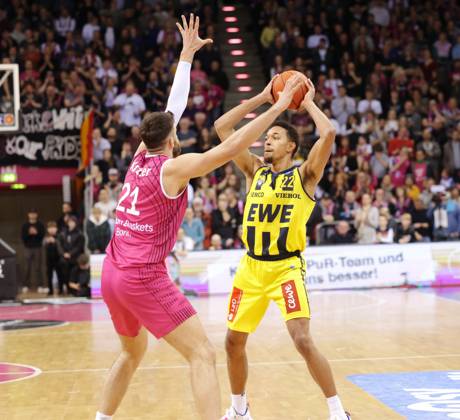 Leon Kratzer Telekom Baskets Bonn vs. T. J. Holyfield EWE Baskets Oldenburg Foto: Jörn Wolter