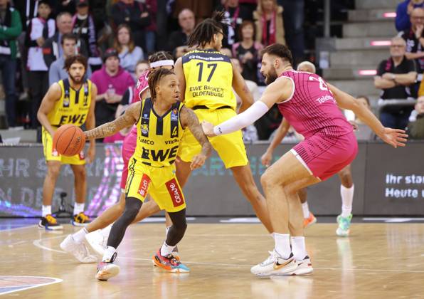 Leon Kratzer Telekom Baskets Bonn vs. DeWayne Russell EWE Baskets Oldenburg Foto: Jörn Wolter