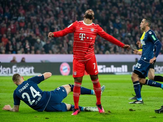 Serge Gnabry (FC Bayern Muenchen, 07) aergert sich, am Boden Jeff Chabot (1. FC Koeln, 24), GER, FC Bayern Muenchen vs. 1. FC Koeln, 1. Fussball Bundesliga, 17. Spieltag, Spielzeit 2022 2023, 24.01.2023 DFB DFL regulations prohibit any use of photographs as image sequences and or quasi-video GER, FC Bayern Muenchen vs. 1. FC Koeln, 1. Fussball Bundesliga, 17. Spieltag, Spielzeit 2022 2023, 24.01.2023 Muenchen Copyright: xEibner-Pressefoto Memmlerx EP_MMR