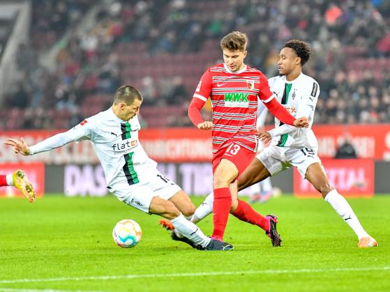 in Aktion beim Bundesligaspiel FC Augsburg - Borussia Mönchengladbach am 25.01.2022 Augsburg WWK Arena Bayern Deutschland