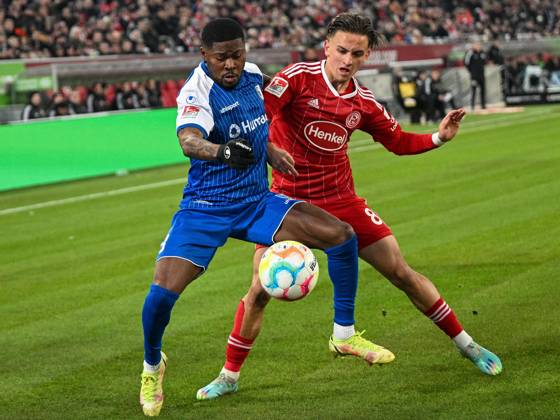 Moritz-Broni Kwarteng (1. FC Magdeburg, 08) gegen Michal Karbownik (Fortuna Duesseldorf, 08). Fortuna Duesseldorf vs. 1. FC Magdeburg, Fussball, 2. Bundesliga, 18. Spieltag, Saison 2022 2023, 27.01.2023 DFB DFL Regulations prohibit any use of Photographs as image sequences and or quasi-video Fortuna Duesseldorf vs. 1. FC Magdeburg, Fussball, 2. Bundesliga, 18. Spieltag, Saison 2022 2023, 27.01.2023 Duesseldorf Copyright: xEibner-Pressefoto ThomasxHaeslerx EP_EER
