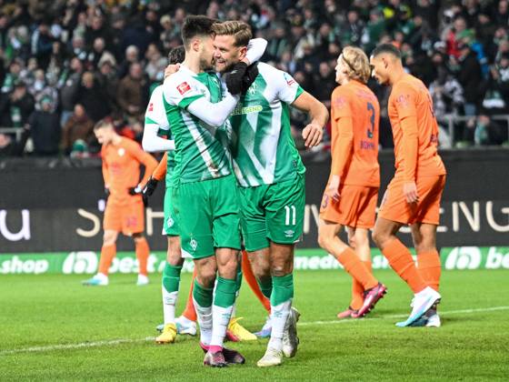 Niklas Fuellkrug (SV Werder Bremen, 11), der das Tor zum 2:0 schoss, wird von Ilja Gruev (SV Werder Bremen, 28) umarmt. Die Wolfsburger dahinter lassen schon etwas die Koepfe haengen. SV Werder Bremen vs. VfL Wolfsburg, Fussball, Bundesliga, 18. Spieltag, Saison 2022 2023, 28.01.2023 DFB DFL Regulations prohibit any use of Photographs as image sequences and or quasi-video SV Werder Bremen vs. VfL Wolfsburg, Fussball, Bundesliga, 18. Spieltag, Saison 2022 2023, 28.01.2023 Bremen Copyright: xEibner-Pressefoto ThomasxHaeslerx EP_EER