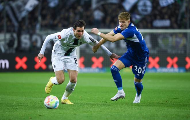 Florian Neuhaus (Borussia Moenchengladbach), li., gegen Tim Skarke (FC Schalke 04) 04.02.2023, Fussball GER, Saison 2022 2023, 1. Bundesliga, 19. Spieltag, Borussia Mönchengladbach - FC Schalke 04 Moenchengladbach Borussia Park Nordrhein Westfalen Deutschland