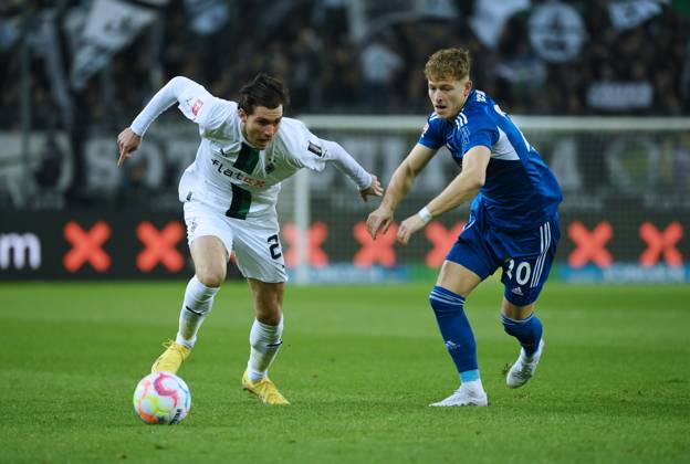 Florian Neuhaus (Borussia Moenchengladbach), li., gegen Tim Skarke (FC Schalke 04) 04.02.2023, Fussball GER, Saison 2022 2023, 1. Bundesliga, 19. Spieltag, Borussia Mönchengladbach - FC Schalke 04 Moenchengladbach Borussia Park Nordrhein Westfalen Deutschland