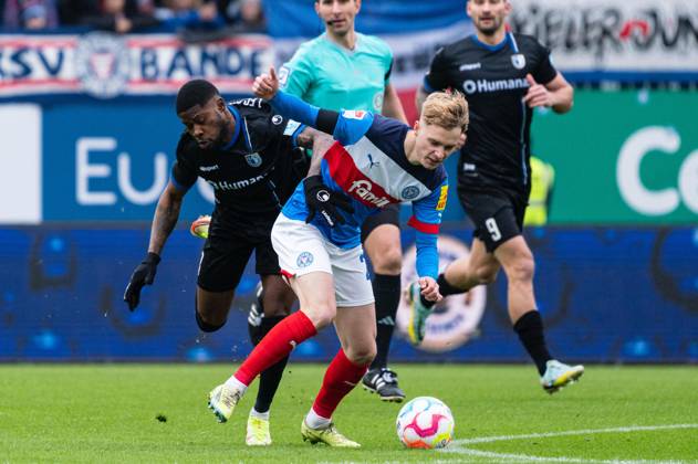 Moritz-Broni Kwarteng (1. FC Magdeburg 8) foult Finn Porath (Holstein Kiel 27) Holstein Kiel vs. 1. FC Magdeburg, Fussball, 2. Bundesliga, Spieltag 20, Saison 2022 23, 11.02.2023 DFL REGULATIONS PROHIBIT ANY USE OF PHOTOGRAPHS AS IMAGE SEQUENCES AND OR QUASI-VIDEO -Pressefoto Marcel von Fehrn Holstein Kiel vs. 1. FC Magdeburg, Fussball, 2. Bundesliga, Spieltag 20, Saison 2022 23, 11.02.2023 Kiel Copyright: xEibner-Pressefoto MarcelxvonxFehrnx EP_EER