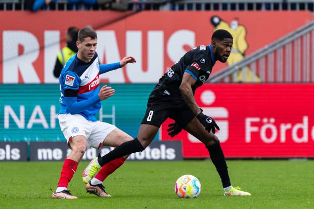 Moritz-Broni Kwarteng (1. FC Magdeburg 8) gegen Philipp Sander (Holstein Kiel 16) Holstein Kiel vs. 1. FC Magdeburg, Fussball, 2. Bundesliga, Spieltag 20, Saison 2022 23, 11.02.2023 DFL REGULATIONS PROHIBIT ANY USE OF PHOTOGRAPHS AS IMAGE SEQUENCES AND OR QUASI-VIDEO -Pressefoto Marcel von Fehrn Holstein Kiel vs. 1. FC Magdeburg, Fussball, 2. Bundesliga, Spieltag 20, Saison 2022 23, 11.02.2023 Kiel Copyright: xEibner-Pressefoto MarcelxvonxFehrnx EP_EER