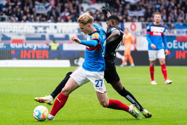 Moritz-Broni Kwarteng (1. FC Magdeburg 8) foult Finn Porath (Holstein Kiel 27) Holstein Kiel vs. 1. FC Magdeburg, Fussball, 2. Bundesliga, Spieltag 20, Saison 2022 23, 11.02.2023 DFL REGULATIONS PROHIBIT ANY USE OF PHOTOGRAPHS AS IMAGE SEQUENCES AND OR QUASI-VIDEO -Pressefoto Marcel von Fehrn Holstein Kiel vs. 1. FC Magdeburg, Fussball, 2. Bundesliga, Spieltag 20, Saison 2022 23, 11.02.2023 Kiel Copyright: xEibner-Pressefoto MarcelxvonxFehrnx EP_EER