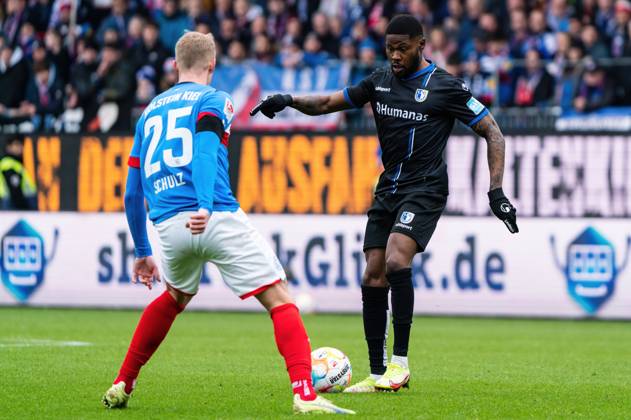 Moritz-Broni Kwarteng (1. FC Magdeburg 8) gegen Marvin Schulz (Holstein Kiel 25) Holstein Kiel vs. 1. FC Magdeburg, Fussball, 2. Bundesliga, Spieltag 20, Saison 2022 23, 11.02.2023 DFL REGULATIONS PROHIBIT ANY USE OF PHOTOGRAPHS AS IMAGE SEQUENCES AND OR QUASI-VIDEO -Pressefoto Marcel von Fehrn Holstein Kiel vs. 1. FC Magdeburg, Fussball, 2. Bundesliga, Spieltag 20, Saison 2022 23, 11.02.2023 Kiel Copyright: xEibner-Pressefoto MarcelxvonxFehrnx EP_EER
