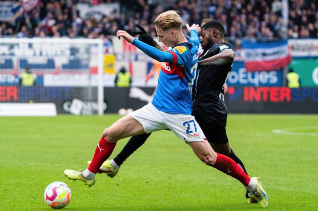 Moritz-Broni Kwarteng (1. FC Magdeburg 8) foult Finn Porath (Holstein Kiel 27) Holstein Kiel vs. 1. FC Magdeburg, Fussball, 2. Bundesliga, Spieltag 20, Saison 2022 23, 11.02.2023 DFL REGULATIONS PROHIBIT ANY USE OF PHOTOGRAPHS AS IMAGE SEQUENCES AND OR QUASI-VIDEO -Pressefoto Marcel von Fehrn Holstein Kiel vs. 1. FC Magdeburg, Fussball, 2. Bundesliga, Spieltag 20, Saison 2022 23, 11.02.2023 Kiel Copyright: xEibner-Pressefoto MarcelxvonxFehrnx EP_EER