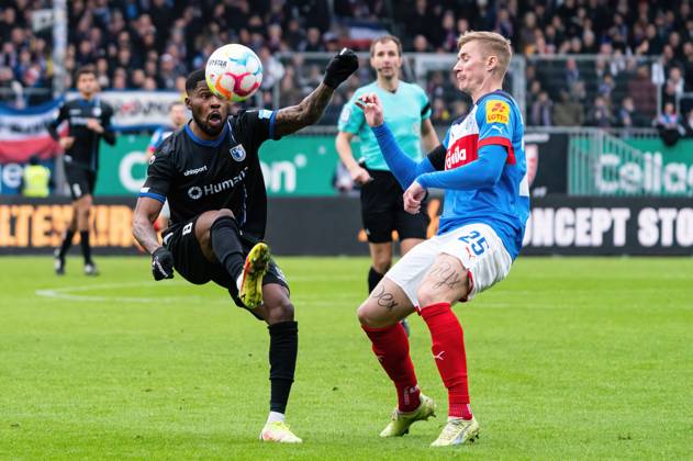 Moritz-Broni Kwarteng (1. FC Magdeburg 8) gegen Marvin Schulz (Holstein Kiel 25) Holstein Kiel vs. 1. FC Magdeburg, Fussball, 2. Bundesliga, Spieltag 20, Saison 2022 23, 11.02.2023 DFL REGULATIONS PROHIBIT ANY USE OF PHOTOGRAPHS AS IMAGE SEQUENCES AND OR QUASI-VIDEO -Pressefoto Marcel von Fehrn Holstein Kiel vs. 1. FC Magdeburg, Fussball, 2. Bundesliga, Spieltag 20, Saison 2022 23, 11.02.2023 Kiel Copyright: xEibner-Pressefoto MarcelxvonxFehrnx EP_EER