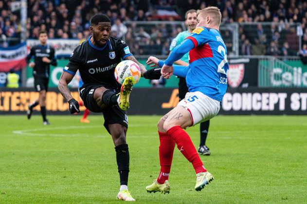 Moritz-Broni Kwarteng (1. FC Magdeburg 8) gegen Marvin Schulz (Holstein Kiel 25) Holstein Kiel vs. 1. FC Magdeburg, Fussball, 2. Bundesliga, Spieltag 20, Saison 2022 23, 11.02.2023 DFL REGULATIONS PROHIBIT ANY USE OF PHOTOGRAPHS AS IMAGE SEQUENCES AND OR QUASI-VIDEO -Pressefoto Marcel von Fehrn Holstein Kiel vs. 1. FC Magdeburg, Fussball, 2. Bundesliga, Spieltag 20, Saison 2022 23, 11.02.2023 Kiel Copyright: xEibner-Pressefoto MarcelxvonxFehrnx EP_EER