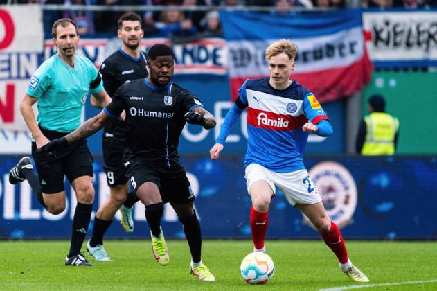 Moritz-Broni Kwarteng (1. FC Magdeburg 8) foult Finn Porath (Holstein Kiel 27) Holstein Kiel vs. 1. FC Magdeburg, Fussball, 2. Bundesliga, Spieltag 20, Saison 2022 23, 11.02.2023 DFL REGULATIONS PROHIBIT ANY USE OF PHOTOGRAPHS AS IMAGE SEQUENCES AND OR QUASI-VIDEO -Pressefoto Marcel von Fehrn Holstein Kiel vs. 1. FC Magdeburg, Fussball, 2. Bundesliga, Spieltag 20, Saison 2022 23, 11.02.2023 Kiel Copyright: xEibner-Pressefoto MarcelxvonxFehrnx EP_EER
