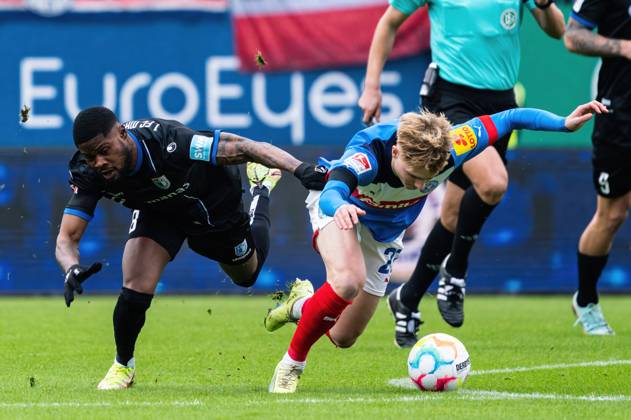 Moritz-Broni Kwarteng (1. FC Magdeburg 8) foult Finn Porath (Holstein Kiel 27) Holstein Kiel vs. 1. FC Magdeburg, Fussball, 2. Bundesliga, Spieltag 20, Saison 2022 23, 11.02.2023 DFL REGULATIONS PROHIBIT ANY USE OF PHOTOGRAPHS AS IMAGE SEQUENCES AND OR QUASI-VIDEO -Pressefoto Marcel von Fehrn Holstein Kiel vs. 1. FC Magdeburg, Fussball, 2. Bundesliga, Spieltag 20, Saison 2022 23, 11.02.2023 Kiel Copyright: xEibner-Pressefoto MarcelxvonxFehrnx EP_EER