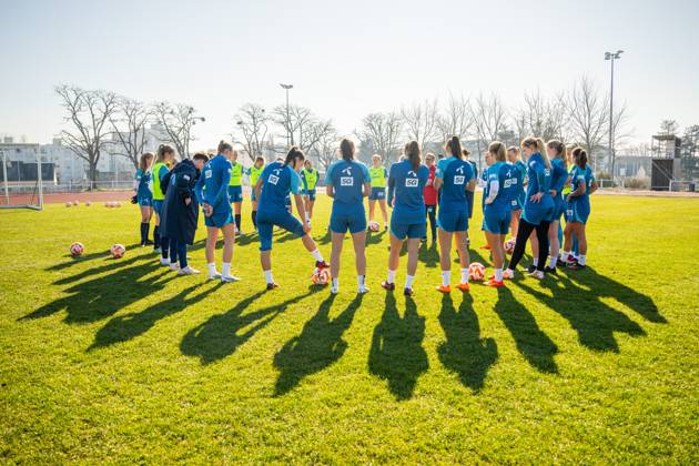 230214 Players and staff of the Norwegian women s national football team gather in a circle during a training session on February 14, 2023 in Angers. Photo: Vegard Grott BILDBYRAN kod VG VG0393 bbeng fotboll football soccer fotball träning practice training trening norge norway women dam Copyright: VEGARDxGRoTT BB230214VG014