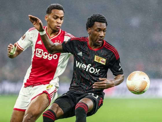 Tim Skarke (FC Union Berlin, 21) im Zweikampf gegen Jurrien Timber (Ajax Amsterdam, 02), NL, Ajax Amsterdam vs FC Union Berlin, UEFA Europa League Play-Offs, Hinspiel, Spielzeit 2022 2023, 16.02.2023, NL, Ajax Amsterdam vs FC Union Berlin, UEFA Europa League Play-Offs, Hinspiel, Spielzeit 2022 2023, 16.02.2023, Foto: Eibner-Pressefoto Gabriel Boia Amsterdam Copyright: xEibner-Pressefoto GabrielxBoiax EP_EER