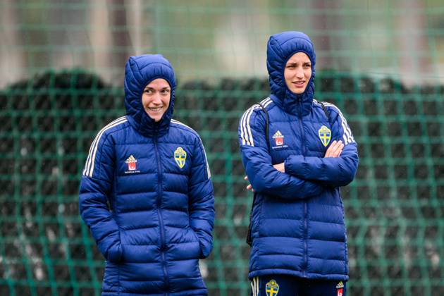 230217 Filippa Angeldahl and Nathalie Björn of the Swedish women s national football team at a training session on February 17, 2023 in Marbella. Photo: Ludvig Thunman BILDBYRAN kod LT LT0500 fotboll football soccer fotball träning practice training sverige sweden dam bbeng Copyright: LUDVIGxTHUNMAN BB230217LT047