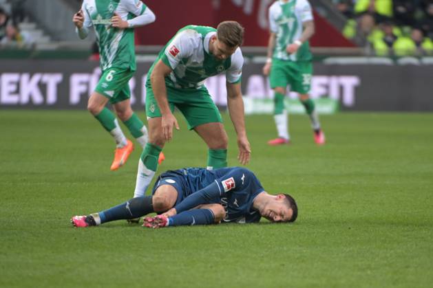 Niklas Fuellkrug (SV Werder Bremen 11) schaut nach dem verletzten Keven Schlotterbeck (VFL Bochum 31),SV Werder Bremen - VFL Bochum, Fussball, Bundesliga, DFL, 25.02.2023 DFB regulations prohibit any use of photographs as image sequences and or quasi-video Bremen Bremen Deutschland