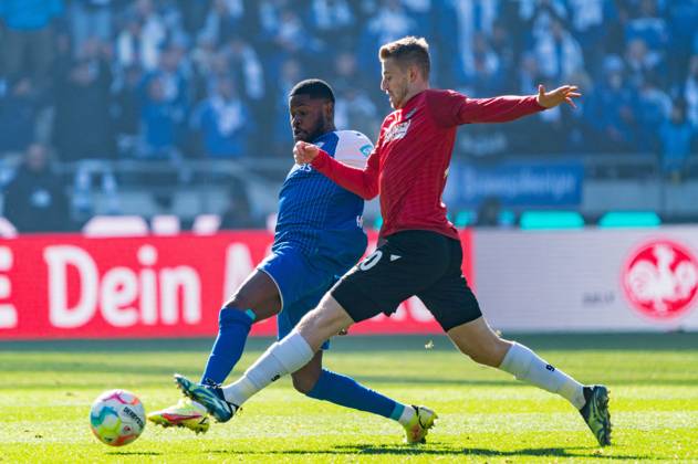 Moritz-Broni Kwarteng (1. FC Magdeburg 8) gegen Leo Weinkauf (Hannover 96, 30) Hannover 96 vs. 1. FC Magdeburg, Fussball, 2. Bundesliga, Spieltag 22, Saison 2022 23, 26.02.2023 DFL REGULATIONS PROHIBIT ANY USE OF PHOTOGRAPHS AS IMAGE SEQUENCES AND OR QUASI-VIDEO -Pressefoto Marcel von Fehrn Hannover 96 vs. 1. FC Magdeburg, Fussball, 2. Bundesliga, Spieltag 22, Saison 2022 23, 26.02.2023 Hannover Copyright: xEibner-Pressefoto MarcelxvonxFehrnx EP_EER
