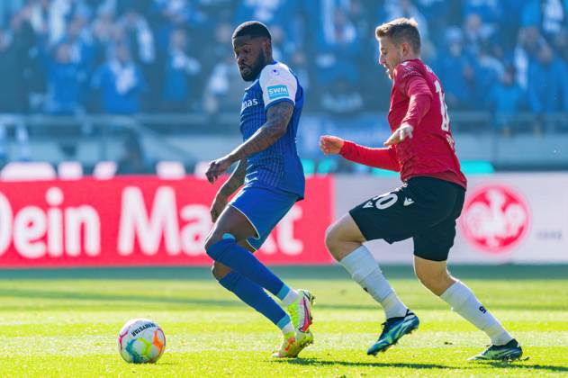 Moritz-Broni Kwarteng (1. FC Magdeburg 8) gegen Leo Weinkauf (Hannover 96, 30) Hannover 96 vs. 1. FC Magdeburg, Fussball, 2. Bundesliga, Spieltag 22, Saison 2022 23, 26.02.2023 DFL REGULATIONS PROHIBIT ANY USE OF PHOTOGRAPHS AS IMAGE SEQUENCES AND OR QUASI-VIDEO -Pressefoto Marcel von Fehrn Hannover 96 vs. 1. FC Magdeburg, Fussball, 2. Bundesliga, Spieltag 22, Saison 2022 23, 26.02.2023 Hannover Copyright: xEibner-Pressefoto MarcelxvonxFehrnx EP_EER