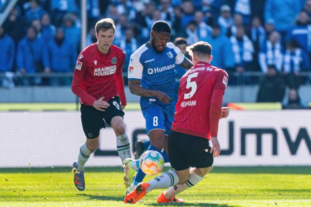 Moritz-Broni Kwarteng (1. FC Magdeburg 8) gegen Phil Neumann (Hannover 96, 05) Hannover 96 vs. 1. FC Magdeburg, Fussball, 2. Bundesliga, Spieltag 22, Saison 2022 23, 26.02.2023 DFL REGULATIONS PROHIBIT ANY USE OF PHOTOGRAPHS AS IMAGE SEQUENCES AND OR QUASI-VIDEO -Pressefoto Marcel von Fehrn Hannover 96 vs. 1. FC Magdeburg, Fussball, 2. Bundesliga, Spieltag 22, Saison 2022 23, 26.02.2023 Hannover Copyright: xEibner-Pressefoto MarcelxvonxFehrnx EP_EER