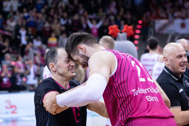 easyCredit Basketball Bundesliga, Telekom Baskets Bonn vs. Würzburg Baskets, 11.03.2023 Karsten TADDA (Telekom Baskets Bonn 9) und Leon KRATZER (Telekom Baskets Bonn 21) feiern Copyright: xBEAUTIFULxSPORTS Derixx
