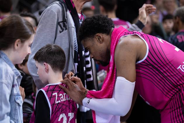 easyCredit Basketball Bundesliga, Telekom Baskets Bonn vs. Würzburg Baskets, 11.03.2023 Javontae HAWKINS (Telekom Baskets Bonn 13) gibt nach dem Spiel Autogramme Copyright: xBEAUTIFULxSPORTS Derixx