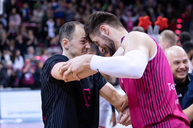 easyCredit Basketball Bundesliga, Telekom Baskets Bonn vs. Würzburg Baskets, 11.03.2023 Karsten TADDA (Telekom Baskets Bonn 9) und Leon KRATZER (Telekom Baskets Bonn 21) feiern Copyright: xBEAUTIFULxSPORTS Derixx