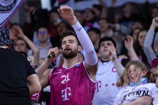 easyCredit Basketball Bundesliga, Telekom Baskets Bonn vs. Würzburg Baskets, 11.03.2023 Leon KRATZER (Telekom Baskets Bonn 21)feiert im Block Copyright: xBEAUTIFULxSPORTS Derixx